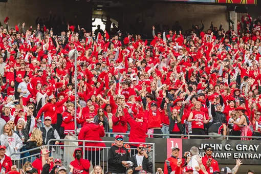 🍔 Fan Experience: Tailgating & Traditions